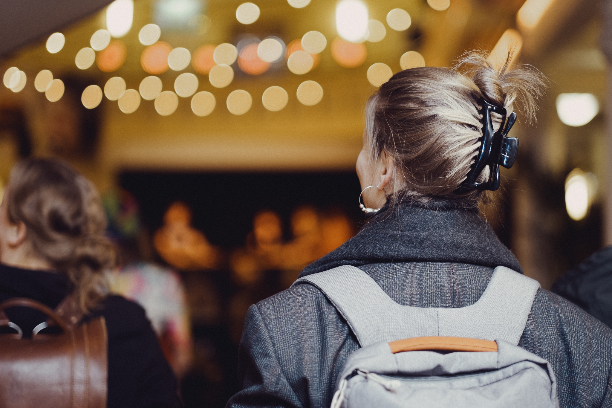 Ihminen kuvattuna takaapäin vanhassa rakennuksessa.