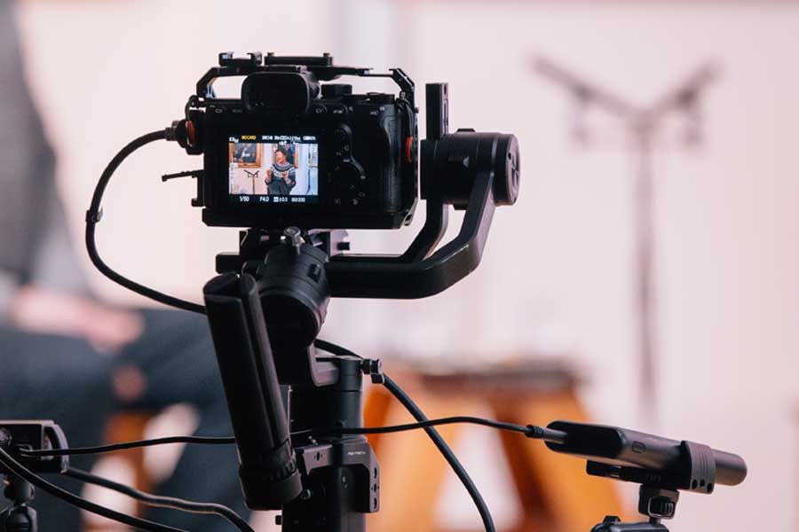 Kuva on tarkentunut kameraan. Taustalla näkyy epätarkkana kameran kuvauskohde.